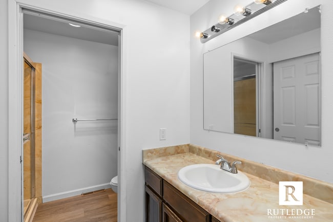Building Photo - 4 Bedrooms - 2 1/2 Baths - South Medford Living