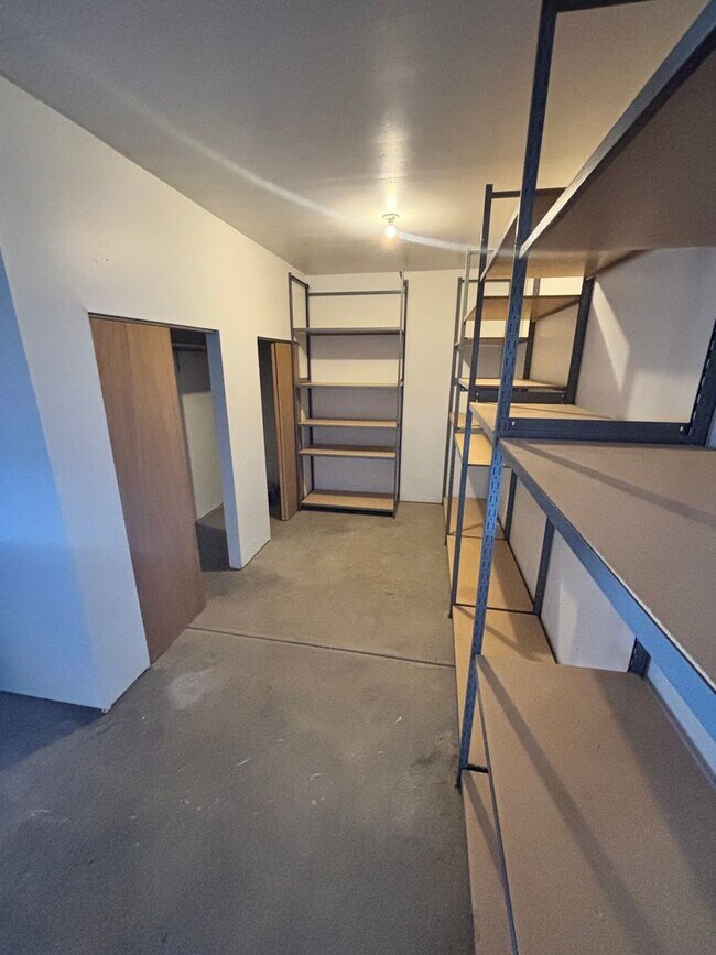 Building Photo - 886 S Dante Dr