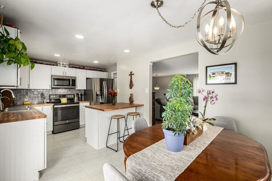 Building Photo - 11487 Larson Ln