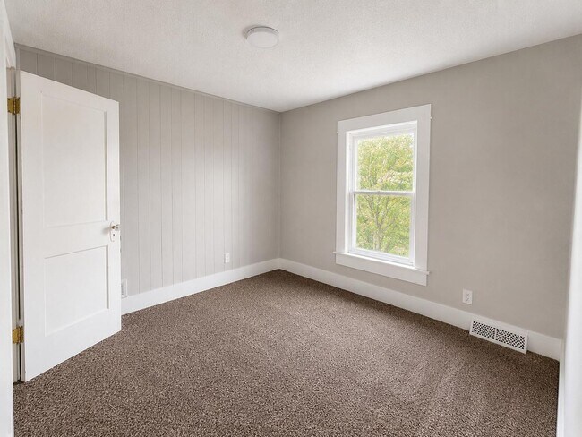 Building Photo - 4-Bedroom Home for Rent in Akron – Only $1,400!