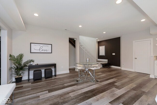 Building Photo - 429 W 86th St