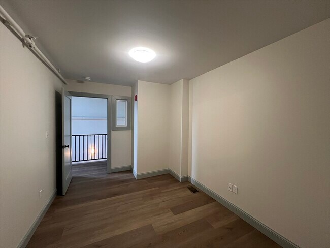 Building Photo - 160 Seabury St