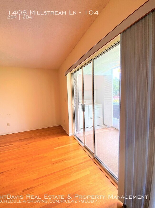Building Photo - Lake Tiffany of Dunedin Offers 2/2!