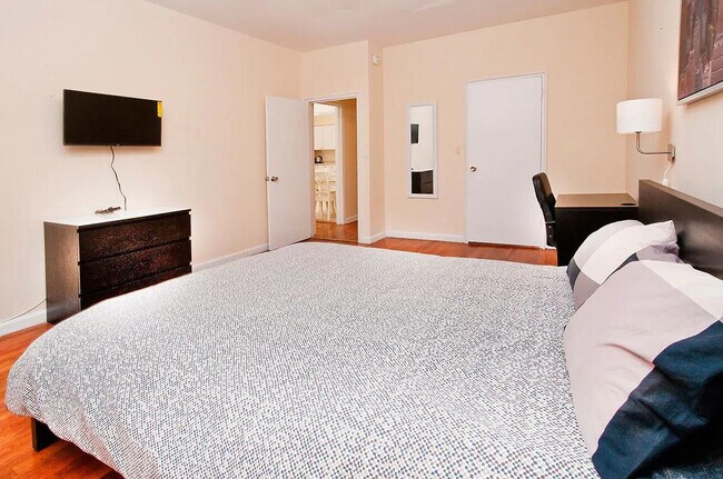 Building Photo - 236 E 80th St