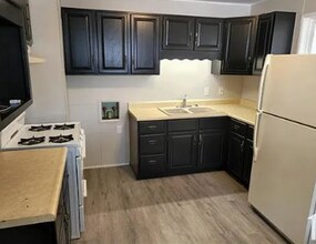 Building Photo - Available November 2025. 3 bedroom, 1 bath...