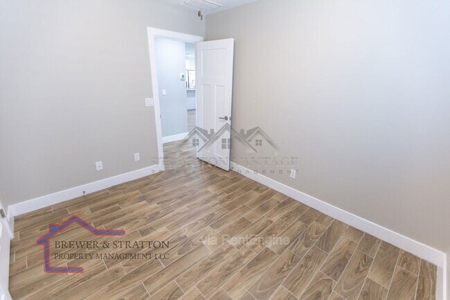 Building Photo - 2324 W Mobile Ln