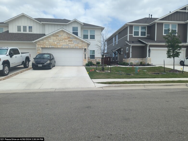 Double garage with epoxy coated floors - 521 Peace Dr