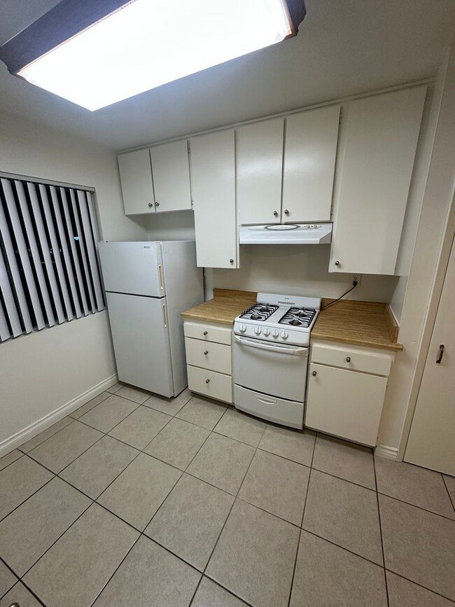 Building Photo - Upstairs 2BD/1BA Condo with 1 reserved cov...