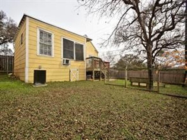 Building Photo - Available: Updated, spacious Tarrytown 4 bed / 4 bath, furnished or unfurnished