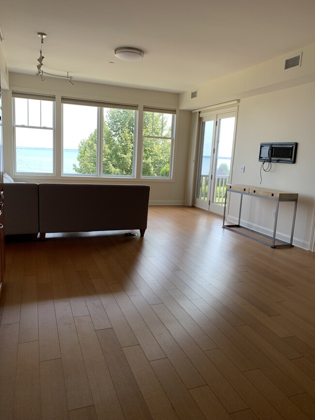 Building Photo - 540 S Lakeshore Blvd