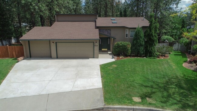 Building Photo - COMING SOON !! 3 bed 2.5 Bath Home on .5 acre lot in corner of Culdesac Mead School District