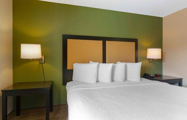 Building Photo - Furnished Studio-Phoenix - Airport - E. Oa...