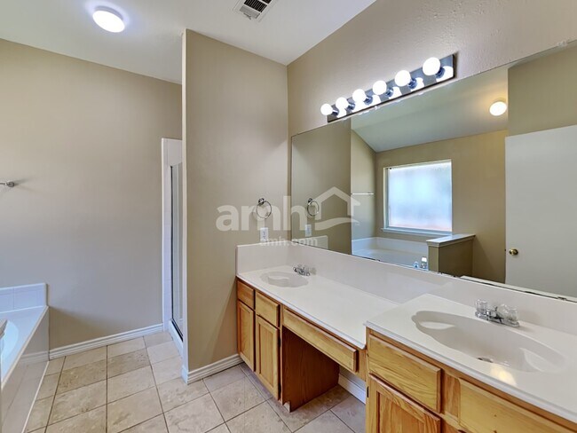 Building Photo - 737 Oak Dale Ave