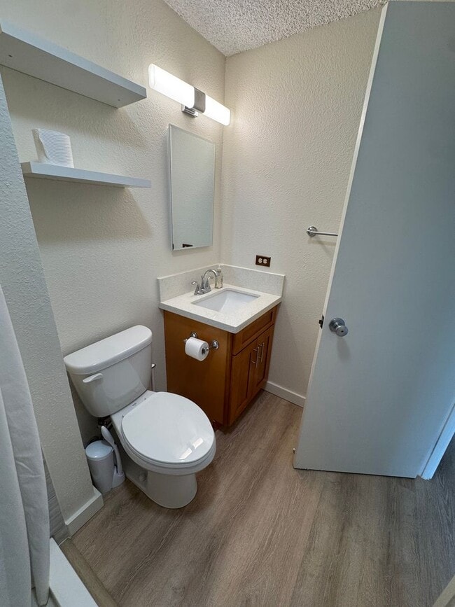 Building Photo - 1 Bed 1 Bath renovated with parking at Alo...