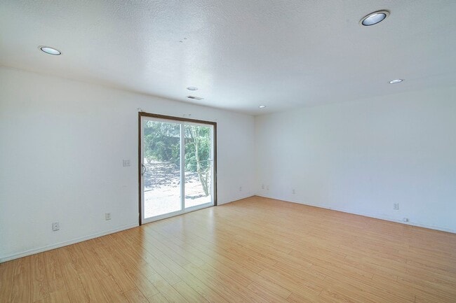 Building Photo - 4Bd/2.25Ba Redmond House