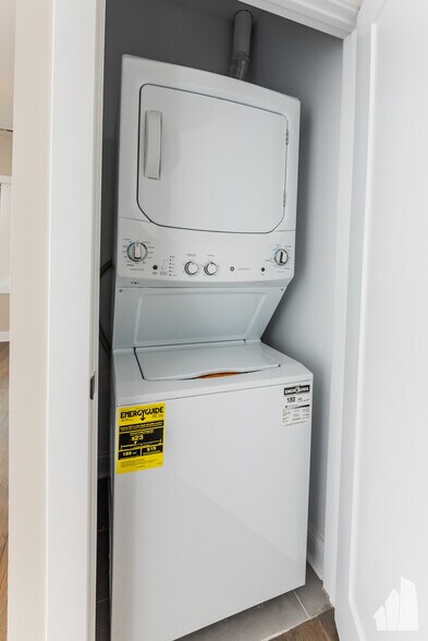 Building Photo - 3405 W Fullerton Ave