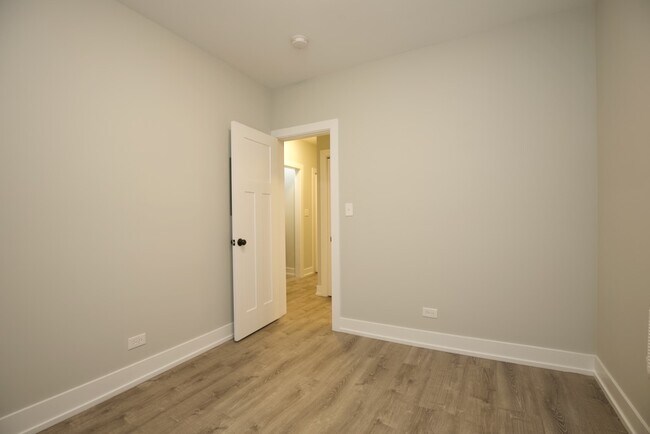 Building Photo - 716 W Brompton