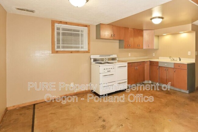 Building Photo - 6320 NE Simpson St