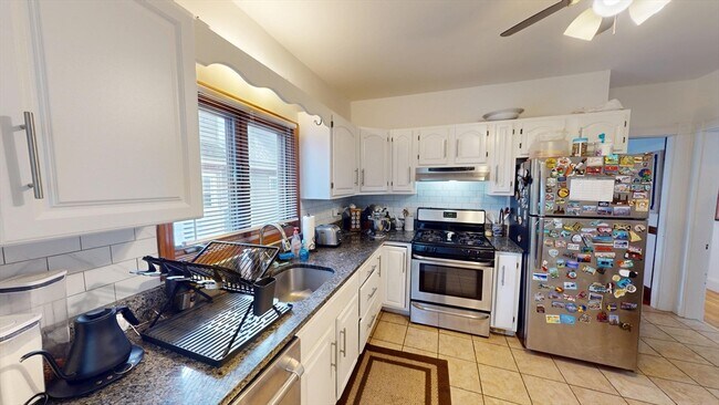 Building Photo - 31 Ainsworth St