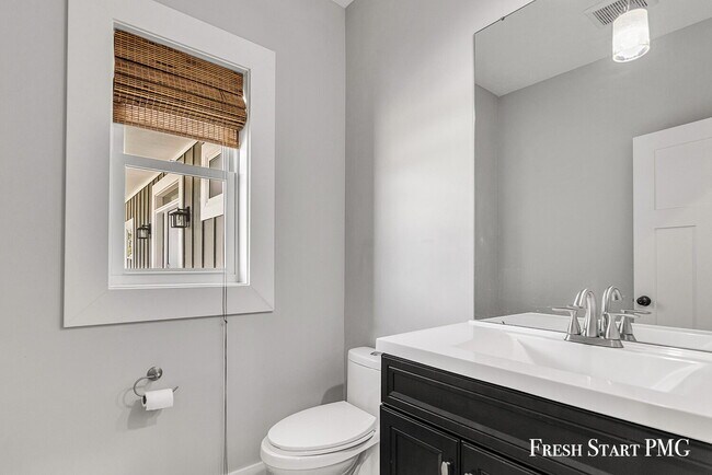 Building Photo - Spacious 6-Bedroom Retreat in Rockford with 3.5 Luxurious Baths