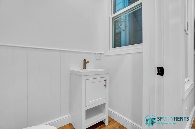 Building Photo - Russian Hill: Recently Remodeled Flat with In-Unit Washer & Dryer & A/C