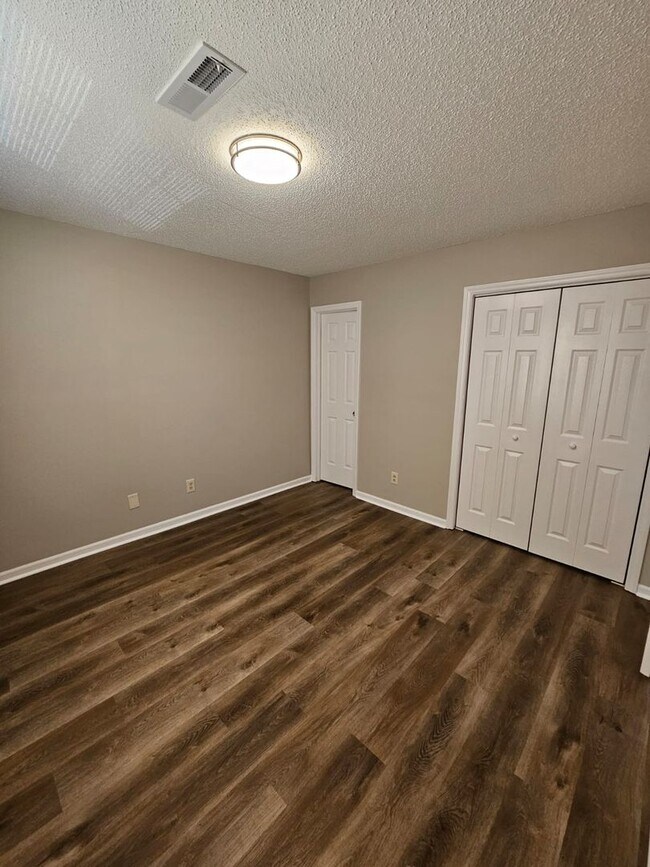 Building Photo - Three bedroom, two bath condo in High Point