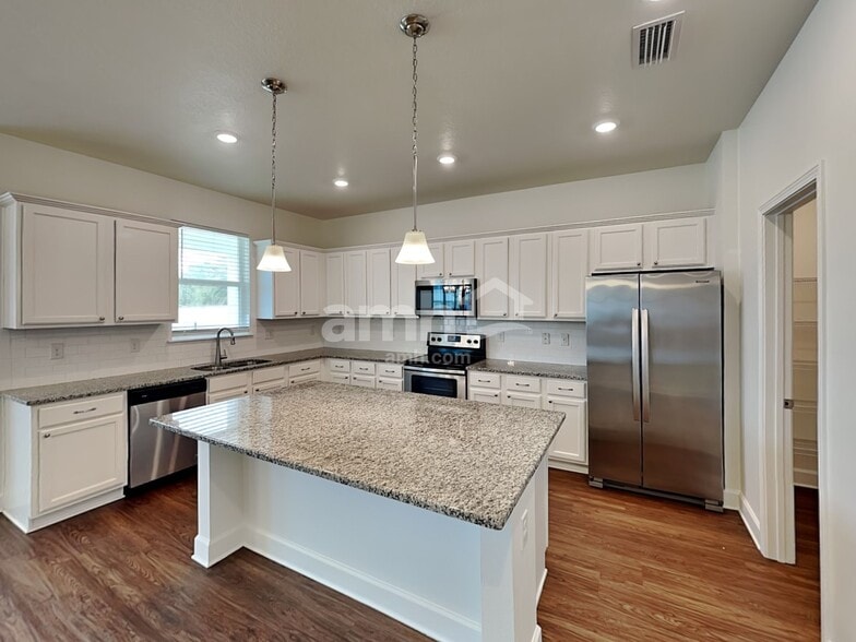 Building Photo - 315 Pine Terrace Dr