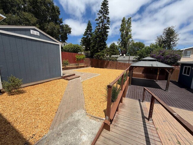 Building Photo - Amazing 3 Bedroom, 2 Bath Home with Gated Entry and Extra Studio