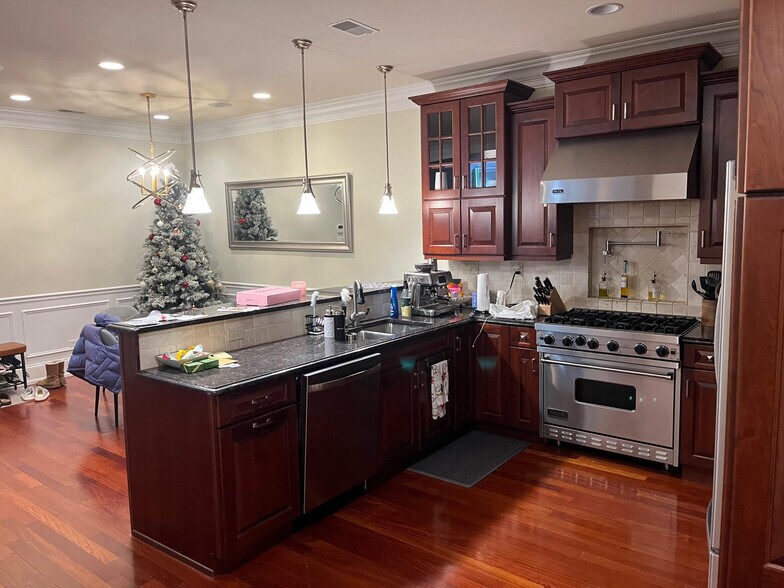 Building Photo - 1442 W Fullerton Ave