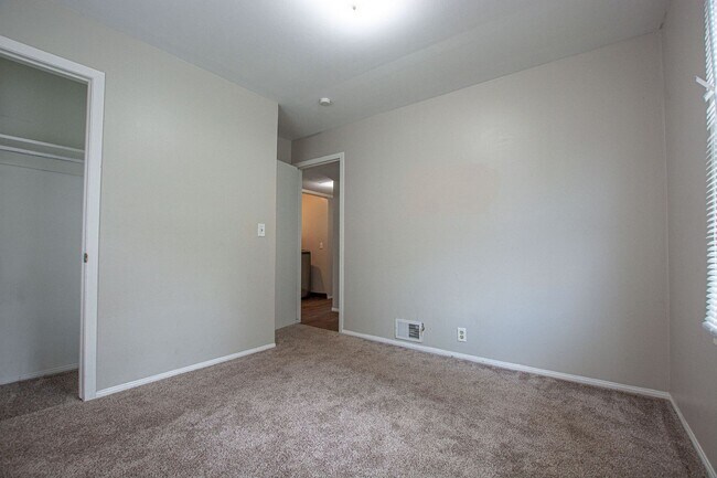 Building Photo - Cute 3 Bedroom / 1 Bath Home with Washer a...