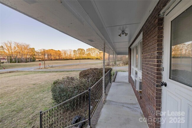 Building Photo - 44261 US-52