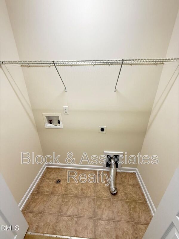 Building Photo - 8527 Quarton Dr