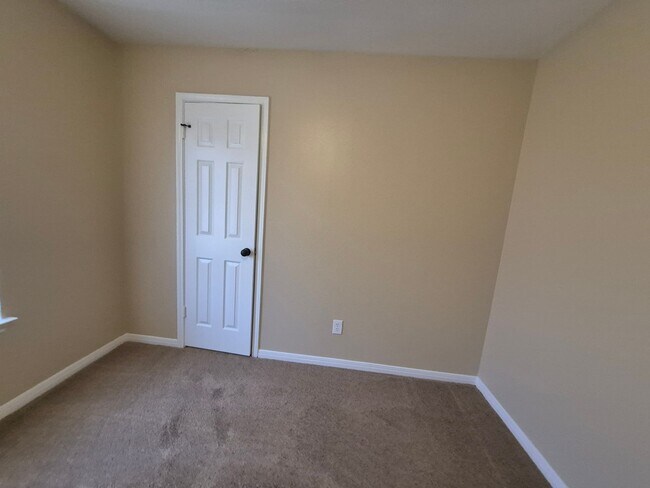 Building Photo - 5907 Deer Lake Dr