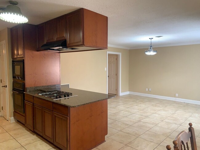 Building Photo - Metairie 3 Bedroom with Spacious Rooms and...