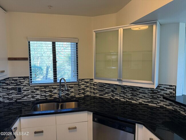 Building Photo - 5751 N Kolb Rd