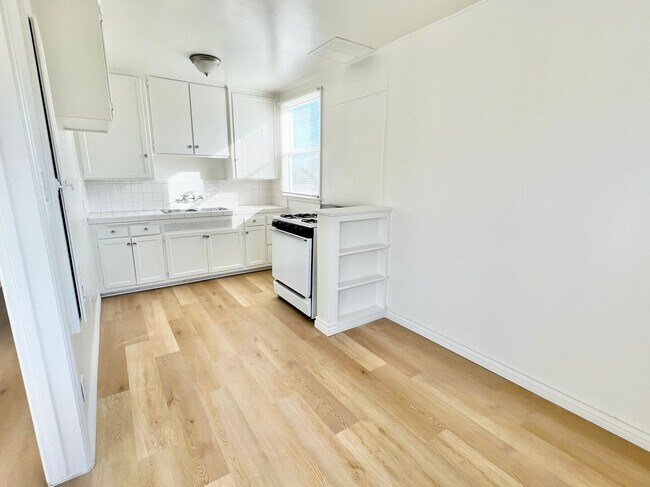 Building Photo - Bright Upstairs End-Unit 1 Bed / 1 Bath with Garage Options in Quiet Bixby Knolls Community