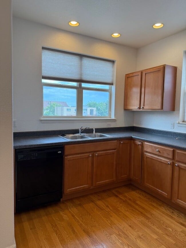 Building Photo - 3 Bed End Unit Townhome near Old Town Arvada