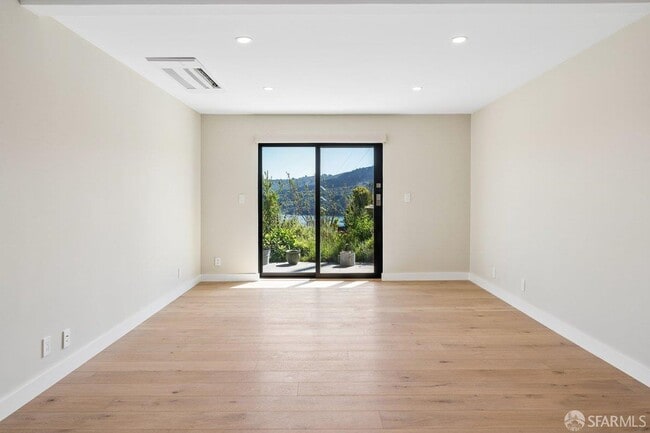 Building Photo - 1435 Lakeview Dr