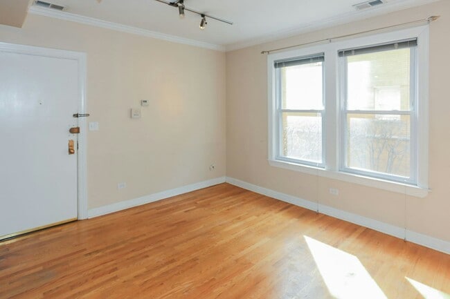 Building Photo - 628 W Roscoe St