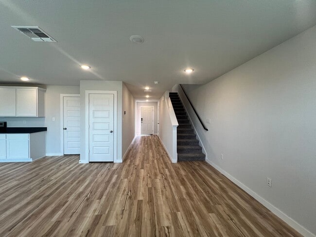 Building Photo - Charming 3/2.5 2 Story Home in Hiddenbrook