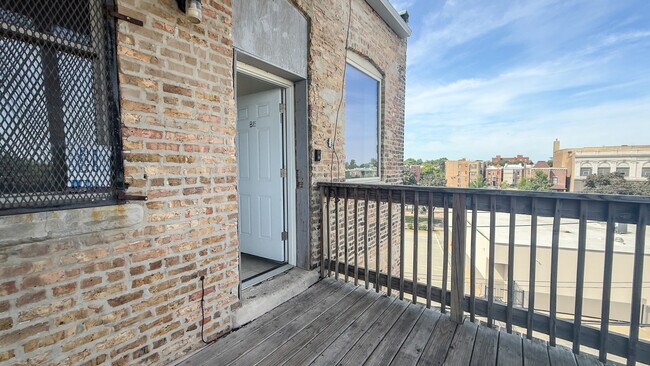 Building Photo - 317 S Homan Ave