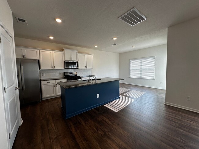 Building Photo - 4 bed/2.5 bath home - E Morristown