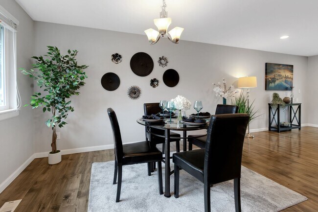 Building Photo - Wonderful 4 Bedroom, 3 Bath Home in Federal Way with Double Balconies and Family Room!
