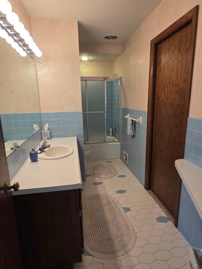 Building Photo - 2250 Greenview Dr