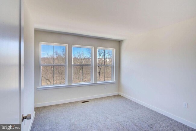 Building Photo - 29 Independence Ct