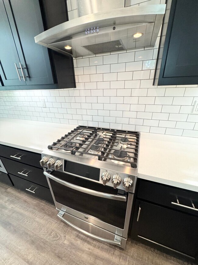 Building Photo - Luxury 3 Bed / 3 Bath Modern Home in Downtown Sacramento – Mansion Flats