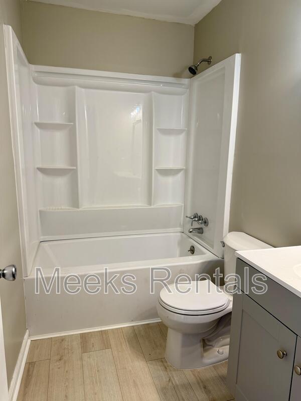 Building Photo - 205 Fairway Gardens Dr