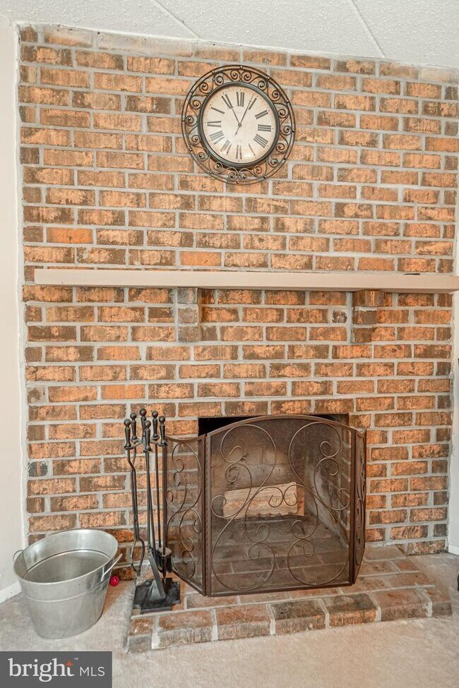 Building Photo - 1906 Valley Dr