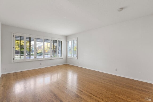 Building Photo - 700 Tamarack Dr