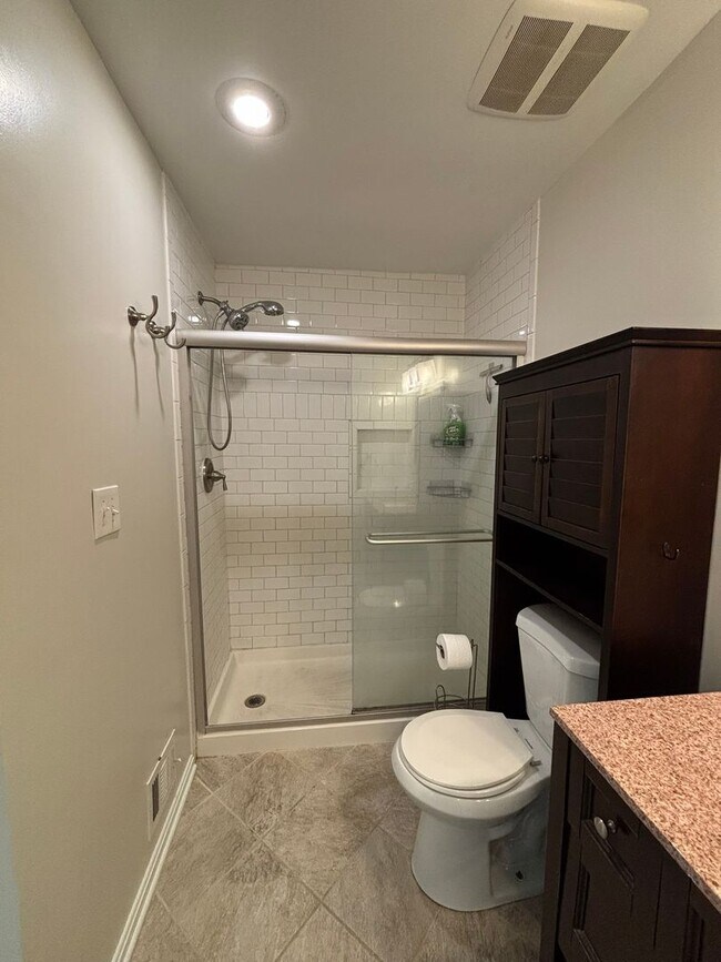 Building Photo - Adorable 1 bedroom 1.5. bath end unit townhouse in Annapolis
